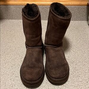 VTG UGG Short Boot Brown Size 9